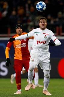 MOSCOW, RUSSIA - NOVEMBER 28: Grzegorz Krychowiak (R) of FC Lokomotiv Moscow and Sofiane Feghouli of Galatasaray vie for the ball during the Group D match of the UEFA Champions League between FC Lokomotiv Moscow and Galatasaray at Lokomotiv Stadium on November 28, 2018 in Moscow, Russia. SPO, SOC, FOC, SPO, SOC, FOC 