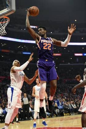LOS ANGELES, CA - NOVEMBER 28: Phoenix Suns Center DeAndre Ayton (22) grabs a rebound during an NBA Basketball Herren USA game between the Phoenix Suns and the Los Angeles Clippers on November 28, 2018, at STAPLES Center in Los Angeles, CA. (Photo by Chris Williams Icon Sportswire) NBA: NOV 28 Suns at Clippers Icon007181128013 EDITORIAL USE ONLY