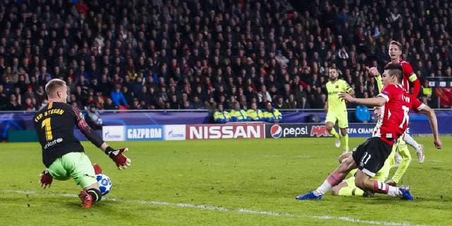 EINDHOVEN, PSV - Barcelona 1-2, football, Champions League, season 2018-2019, 28-11-2018, Philips Stadium, chance for PSV player Hirving Lozano (R), save from Barcelona player Marc Andre ter Stegen (L) PSV - Barcelona  x2653669x