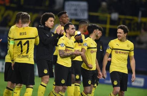 CL Borussia Dortmund Club Bruges 0 0 28 11 2018 BVB Players thank the fans to recognize from left Reus Witsel Zagadou Paco Alcacer Dahoud and Thomas Delaney DFL REGULATIONS PROHIBIT ANY USE OF PHOTOGRAPHS AS IMAGE SEQUENCES AND OR QUASI VIDEO HM