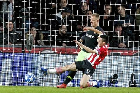 EINDHOVEN, Philips Stadium, PSV - Barcelona , football, Champions League, season 2018-2019 , 28-11-2018 . PSV forwarder Hirving Lozano (R) and Barcelona goalkeeper Marc-Andre ter Stegen (L) during the game PSV - Barcelona . PSV - Barcelona  x2653832x