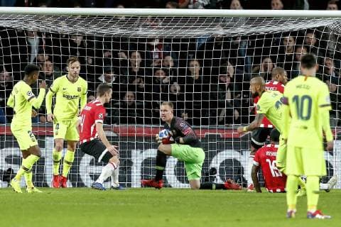 EINDHOVEN, Philips Stadium, PSV - Barcelona , football, Champions League, season 2018-2019 , 28-11-2018 . Barcelona goalkeeper Marc-Andre ter Stegen on the ball during the game PSV - Barcelona . PSV - Barcelona  x2653849x