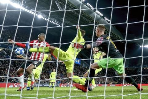 EINDHOVEN, Philips Stadium, PSV - Barcelona , football, Champions League, season 2018-2019 , 28-11-2018 . PSV defender Denzel Dumfries (L) and Barcelona player Clement Lenglet (C) and Barcelona goalkeeper Marc-Andre ter Stegen (R) during the game PSV - Barcelona . PSV - Barcelona  x2653927x