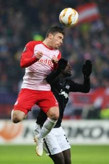 SOCCER - UEFA EL, RBS vs RB Leipzig SALZBURG,AUSTRIA,29.NOV.18 - SOCCER - UEFA Europa League, group stage, Red Bull Salzburg vs RasenBallsport Leipzig. Image shows Zlatko Junuzovic (RBS) and Jean-Kevin Augustin (RB Leipzig). GEPAxpictures xMathiasxMandl