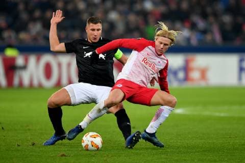 SOCCER - UEFA EL, RBS vs RB Leipzig SALZBURG,AUSTRIA,29.NOV.18 - SOCCER - UEFA Europa League, group stage, Red Bull Salzburg vs RasenBallsport Leipzig. Image shows Willi Orban (RB Leipzig) and Xaver Schlager (RBS). GEPAxpictures xFlorianxErtl