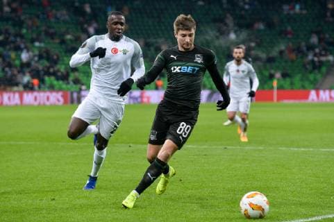 KRASNODAR, RUSSIA - NOVEMBER 29, 2018: Akhisar Belediyespor s Abdoul Sissoko (L) and FC Krasnodar s Dmitry Stotsky fight for the ball in their 2018 19 UEFA Europa League Group J Round 5 football match at Krasnodar Stadium. Maxim Romanov TASS  TS0994CD