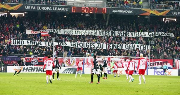 Salzburg RB Leipzig Football Euro League Salzburg 29 11 2018 Red Bull Arena Football UEFA Europa League Group B 5 Matchday FC Red Bull Salzburg vs. RB Leipzig In the picture fans of FC Salzburg with critical Ralf Rangnick RR Transparent According to UEFA specifications, it is prohibited to use or have used photos taken in the stadium and or the match in the form of sequence pictures or video-like photo sequences