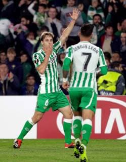Real Betis Sergio Canales (L) reacts after scoring during a UEFA Europa League group F soccer match between Real Betis and Olympiacos at the Benito Villamarin stadium in Seville, southern Spain, 29 November 2018. Real Betis vs Olympiacos !ACHTUNG: NUR REDAKTIONELLE NUTZUNG!  Copyright: xJULIOxMUNOZx GRAF8843 20181129-636791198773384753