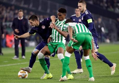 Real Betis Hector Junior Firpo Junior vies for the ball with Olympiacos Daniel Podence during a UEFA Europa League group F soccer match between Real Betis and Olympiacos at the Benito Villamarin stadium in Seville, southern Spain, 29 November 2018. Real Betis vs Olympiacos !ACHTUNG: NUR REDAKTIONELLE NUTZUNG!  Copyright: xJULIOxMUNOZx GRAF8886 20181129-636791206758634297