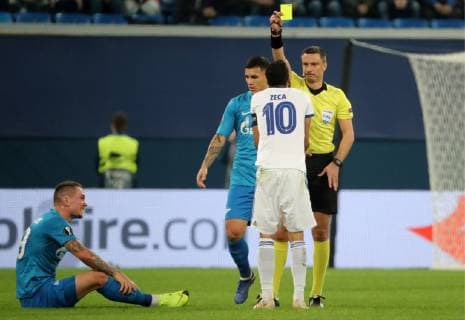 ST PETERSBURG, RUSSIA - NOVEMBER 29, 2018: Zenit St Petersburg s Anton Zabolotny, referee Slavko Vincic (R), and FC Copenhagen s Zeca (R front) in their 2018 19 UEFA Europa League Group C Round 5 football match at St Petersburg Stadium. Alexander Demianchuk TASS  TS0994EC