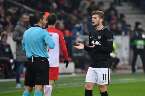 Timo WERNER L complains to referee Orel GRINFELD ISR Fussball Europa League Group Phase Group B 5 Matchday FC Salzburg SL RB Leipzig L 1 0 at 29 11 2018 Stadion Salzburg