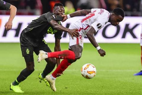 Standard s Moussa Djenepo and Sevilla s forward Quincy Promes fight for the ball during the match between Belgian soccer team Standard de Liege and Spanish club Sevilla, in Liege, Thursday 29 November 2018 on the fifth day of the UEFA Europa League group stage, in group J. LAURIExDIEFFEMBACQ  x05479523x