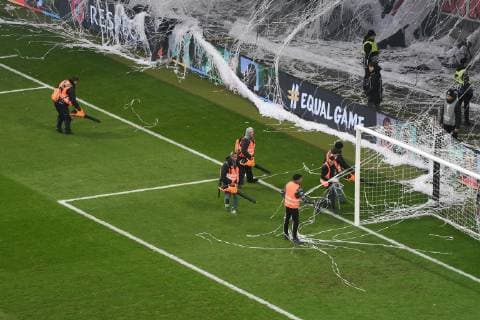 29 11 2018 xmhx Football UEFA Europa League Eintracht Frankfurt Olympique Marseille emspor v l Ordner try to remove the choreography with leaf blowers DFL DFB REGULATIONS PROHIBIT ANY USE OF PHOTOGRAPHS as IMAGE SEQUENCES and or QUASI VIDEO Frankfurt am Main
