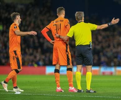 Chelsea v PAOK UEFA Europa League Yevhen Khacheridi of PAOK is sent off for the foul on Olivier Giroud during the UEFA Europa League match at Stamford Bridge, London Content Not Available For UK Newspapers Copyright: xStevexO Sullivanx FIL-12621-0022
