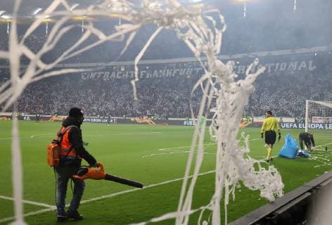 29 11 2018 GER Frankfurt am Main Commerzbankarena Europa League Eintracht Frankfurt SGE Olympique Marseille Helpers quickly clear away the remains of the choreography of streamers DFL regulations prohibit any use of photographs as image sequences and or quasi video