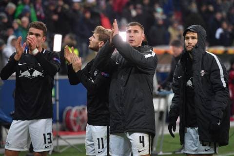 v re Konrad LAIMER L Willi ORBAN L Timo WERNER L Stefan ILSANKER L applaud after the end of the game in the Leipzig fan block football Europa League group phase group B 5 matchday FC Salzburg SL RB Leipzig L 1 0 at 29 11 2018 stadium Salzburg