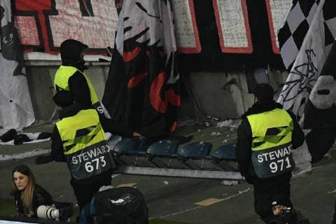 29 11 2018 xmhx Football UEFA Europa League Eintracht Frankfurt Olympique Marseille emspor v l Folder carry benches away DFL DFB REGULATIONS PROHIBIT ANY USE OF PHOTOGRAPHS as IMAGE SEQUENCES and or QUASI VIDEO Frankfurt am Main