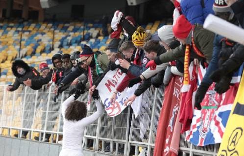 Midfielder Matteo Guendouzi of Arsenal FC shakes hands with fans after his team won 3-0 in the UEFA Europa League Group E Matchday 5 game against FC Vorskla Poltava at the NSC Olimpiyskiy, Kyiv, capital of Ukraine, November 29, 2018. Ukrinform. UEL: Vorskla vs Arsenal in Kyiv  Copyright: xHennadiixMinchenkox