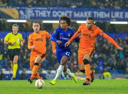 Chelsea v PAOK UEFA Europa League Willian of Chelsea and L?o Jaba and Dimitris Pelkas of PAOK during the UEFA Europa League match at Stamford Bridge, London Content Not Available For UK Newspapers Copyright: xStevexO Sullivanx FIL-12621-0063