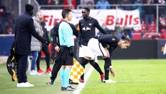 Salzburg RB Leipzig Football Euro League Salzburg 29 11 2018 Red Bull Arena Football UEFA Europa League Group B 5 Matchday FC Red Bull Salzburg vs. RB Leipzig 1 0 0 0 In the picture from left Player change at RB Leipzig Jean Kevin Augustin 29 RB Leipzig walks Yussuf Poulsen 9 RB Leipzig arrives According to UEFA regulations it is forbidden to use or have used photos taken in the stadium and or during the match in the form of sequence pictures and or video-like photo sequences