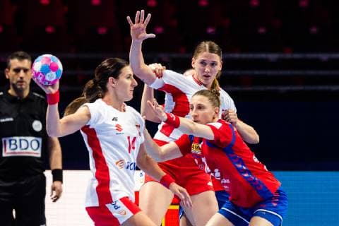 Handball, EM, Damen, Serbien - Polen 181130 Tamara Radojevic of Serbia and Karolina Kudlacz-Gloc of Poland during the EHF European WomenÕs Handball Championship match between Serbia and Poland on November 30, 2018 in Nantes. Photo: Ludvig Thunman BILDBYRN kod LT 35556  Copyright: LUDVIGxTHUNMAN BB181130LT068