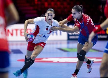 Handball, EM, Damen, Serbien - Polen Polens Kinga Grzyb og Serbiens Sladana Pop - Lazic under kampen mellem Serbien-Polen i Nantes, Frankrig fredag den 30 november 2018. , Nantes Denmark  Copyright: Scanpix LiselottexSabroex cop124 spdk20181130-184547-L