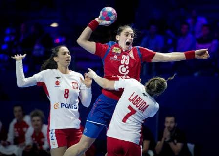 Sport Bilder des Tages Serbiens Jovana Stoiljkovic imellem Polens Aneta Labuda og Monika Kobylinska under kampen mellem Serbien-Polen i Nantes, Frankrig fredag den 30 november 2018. , Nantes Denmark  Copyright: Scanpix LiselottexSabroex cop124 spdk20181130-191419-L
