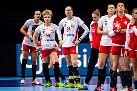181130 Players of Poland looks dejected after the EHF European WomenÕs Handball Championship match between Serbia and Poland on November 30, 2018 in Nantes. Photo: Ludvig Thunman BILDBYRN kod LT 35556  Copyright: LUDVIGxTHUNMAN BB181130LT086