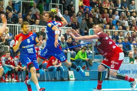 Jona Schoch Balingen Weilstetten 22 jumps into the circle and throws at the goal on the right Tim Zechel Essen 96 can no longer block at the game TUSEM Essen vs HBW Balingen Weilstetten Handball 2 Bundesliga 30 11 2018 TUSEM Essen vs HBW Balingen Weilstetten Handball 2 Bundesliga 30 11 2018 Essen Copyright: xEIBNER MarioxHommesx EP_MHS