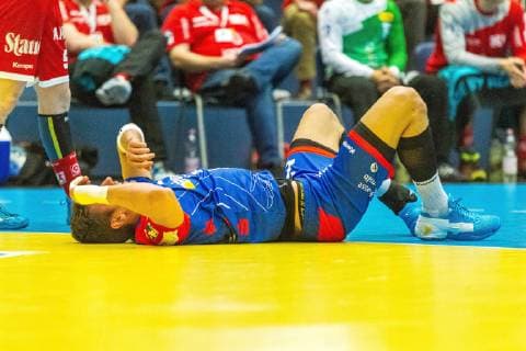 Jona Schoch Balingen Weilstetten 22 is stricken on the field at the game TUSEM Essen vs. HBW Balingen Weilstetten Handball 2 Bundesliga 30 11 2018 TUSEM Essen vs. HBW Balingen Weilstetten Handball 2 Bundesliga 30 11 2018 Essen Copyright: xEIBNER MarioxHommesx EP_MHS