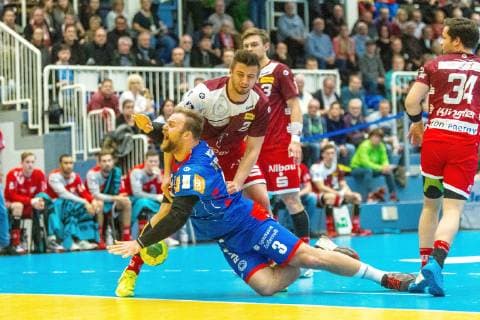 v l Dennis Szczesny Essen 22 stops the throw of Marcel Niemeyer Balingen Weilstetten 3 right Felix Klingler Essen 33 observes TUSEM Essen vs HBW Balingen Weilstetten Handball 2 Bundesliga 30 11 2018 TUSEM Essen vs HBW Balingen Weilstetten Handball 2 Bundesliga 30 11 2018 Essen Copyright: xEIBNER MarioxHommesx EP_MHS