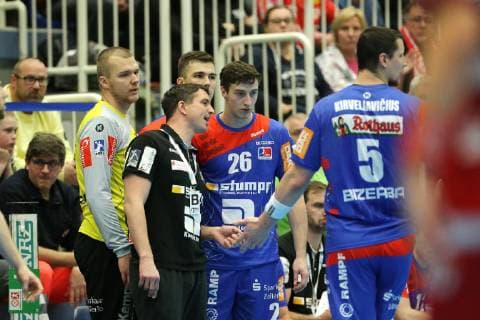 v l Coach Jens Buerkle Balingen Weilstetten instructs Lukas Saueressig Balingen Weilstetten 26 and Romas Kirceliavicius Balingen Weilstetten 5 at the game TUSEM Essen vs HBW Balingen Weilstetten Handball 2 Bundesliga 30 11 2018 TUSEM Essen vs HBW Balingen Weilstetten Handball 2 Bundesliga 30 11 2018 Essen Copyright: xEIBNER MarioxHommesx EP_MHS