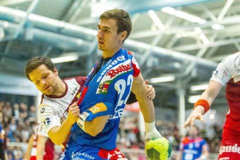 Felix Klingler Essen 33 blocks Jona Schoch Balingen Weilstetten 22 at game TUSEM Essen vs. HBW Balingen Weilstetten Handball 2 Bundesliga 30 11 2018 TUSEM Essen vs. HBW Balingen Weilstetten Handball 2 Bundesliga 30 11 2018 Essen Copyright: xEIBNER MarioxHommesx EP_MHS