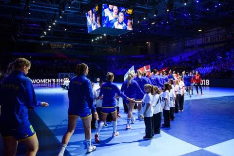 Handball, EM, Damen, Dänemark - Schweden 181130 Player of Sweden entering the field ahead of the EHF European WomenÕs Handball Championship match between Denmark and Sweden on November 30, 2018 in Nantes. Photo: Ludvig Thunman BILDBYRN kod LT 35557  Copyright: LUDVIGxTHUNMAN BB181130LT103