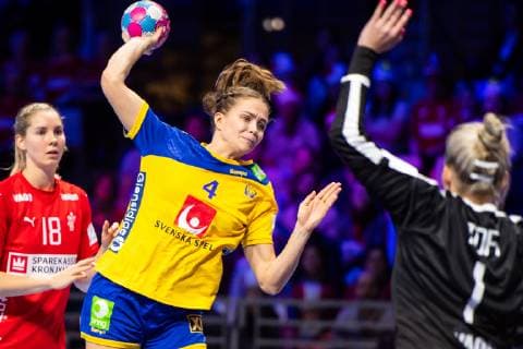 Handball, EM, Damen, Dänemark - Schweden 181130 Olivia Mellegard of Sweden and Sandra Toft of Denmark during the EHF European WomenÕs Handball Championship match between Denmark and Sweden on November 30, 2018 in Nantes. Photo: Ludvig Thunman BILDBYRN kod LT 35557  Copyright: LUDVIGxTHUNMAN BB181130LT107