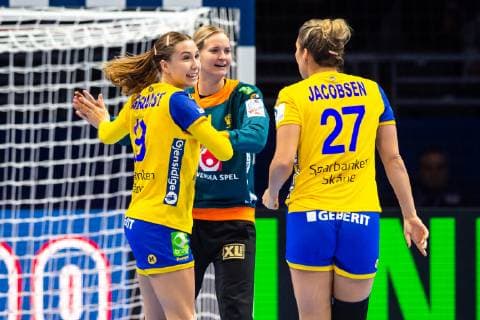Handball, EM, Damen, Dänemark - Schweden 181130 Anna Lagerquist, Sabina Jacobsen and goalkeeper Johanna Bundsen of Sweden celebrates during the EHF European WomenÕs Handball Championship match between Denmark and Sweden on November 30, 2018 in Nantes. Photo: Ludvig Thunman BILDBYRN kod LT 35557  Copyright: LUDVIGxTHUNMAN BB181130LT109
