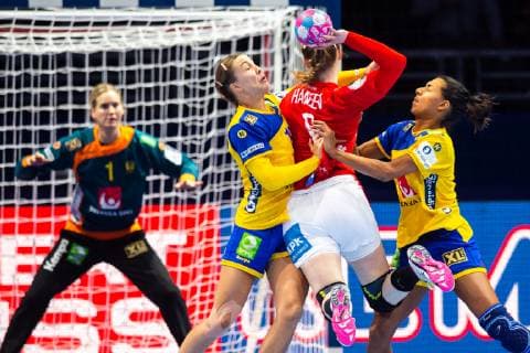 Handball, EM, Damen, Dänemark - Schweden 181130 Anna Lagerquist and Jamina Roberts of Sweden in a duel with Anne Mette Hansen of Denmark during the EHF European WomenÕs Handball Championship match between Denmark and Sweden on November 30, 2018 in Nantes. Photo: Ludvig Thunman BILDBYRN kod LT 35557  Copyright: LUDVIGxTHUNMAN BB181130LT110
