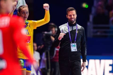 Handball, EM, Damen, Dänemark - Schweden 181130 Henrik Signell, head coach of Sweden celebrates during the EHF European WomenÕs Handball Championship match between Denmark and Sweden on November 30, 2018 in Nantes. Photo: Ludvig Thunman BILDBYRN kod LT 35557  Copyright: LUDVIGxTHUNMAN BB181130LT113