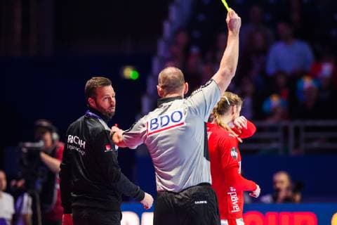 Handball, EM, Damen, Dänemark - Schweden 181130 Henrik Signell, head coach of Sweden receives a warning during the EHF European WomenÕs Handball Championship match between Denmark and Sweden on November 30, 2018 in Nantes. Photo: Ludvig Thunman BILDBYRN kod LT 35557  Copyright: LUDVIGxTHUNMAN BB181130LT117