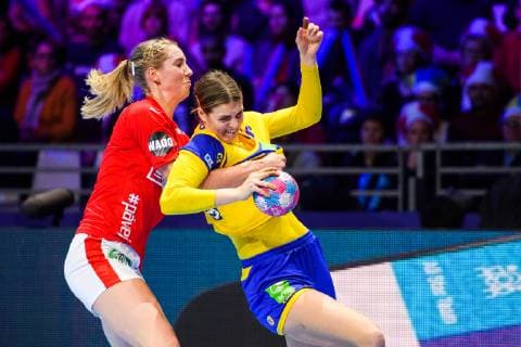 Handball, EM, Damen, Dänemark - Schweden 181130 Mette Tranborg of Denmark in a duel with Carin Strömberg of Sweden during the EHF European WomenÕs Handball Championship match between Denmark and Sweden on November 30, 2018 in Nantes. Photo: Ludvig Thunman BILDBYRN kod LT 35557  Copyright: LUDVIGxTHUNMAN BB181130LT122