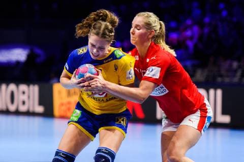 Handball, EM, Damen, Dänemark - Schweden 181130 Olivia Mellegard of Sweden and Kathrine Heindahl of Denmark during the EHF European WomenÕs Handball Championship match between Denmark and Sweden on November 30, 2018 in Nantes. Photo: Ludvig Thunman BILDBYRN kod LT 35557  Copyright: LUDVIGxTHUNMAN BB181130LT127