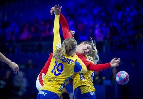 Handball, EM, Damen, Dänemark - Schweden Danmarks Stine Bodholt og Sveriges Anna Lagerquist under kampen mellem Danmark-Sverige i Nantes, Frankrig fredag den 30 november 2018.. , Nantes Frankrig  Copyright: Scanpix LiselottexSabroex COP101 spdk20181130-214702-L
