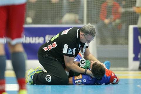 Jona Schoch Balingen Weilstetten 22 is treated after a foul on the field at the game TUSEM Essen vs. HBW Balingen Weilstetten Handball 2 Bundesliga 30 11 2018 TUSEM Essen vs. HBW Balingen Weilstetten Handball 2 Bundesliga 30 11 2018 Essen Copyright: xEIBNER MarioxHommesx EP_MHS