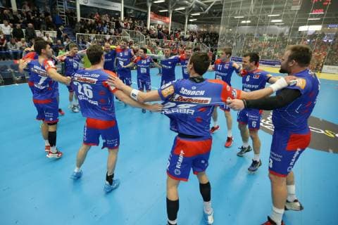 The players of HBW Balingen Weilstetten celebrate the victory at the game TUSEM Essen vs. HBW Balingen Weilstetten Handball 2 Bundesliga 30 11 2018 TUSEM Essen vs. HBW Balingen Weilstetten Handball 2 Bundesliga 30 11 2018 Essen Copyright: xEIBNER MarioxHommesx EP_MHS