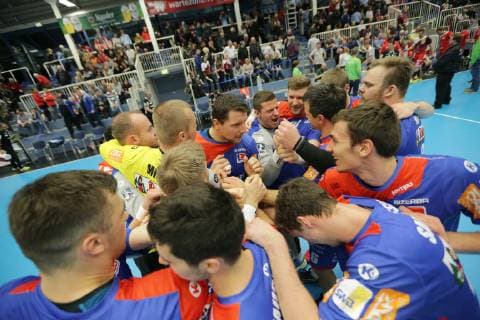The players of HBW Balingen Weilstetten celebrate the victory at the game TUSEM Essen vs. HBW Balingen Weilstetten Handball 2 Bundesliga 30 11 2018 TUSEM Essen vs. HBW Balingen Weilstetten Handball 2 Bundesliga 30 11 2018 Essen Copyright: xEIBNER MarioxHommesx EP_MHS