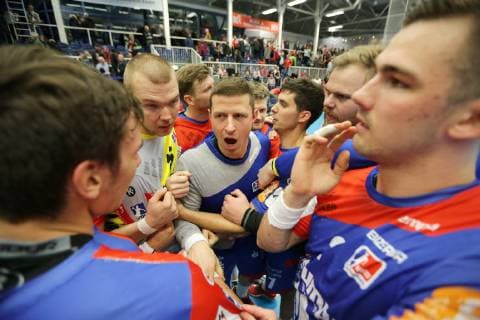 The players of HBW Balingen Weilstetten celebrate the victory at the game TUSEM Essen vs. HBW Balingen Weilstetten Handball 2 Bundesliga 30 11 2018 TUSEM Essen vs. HBW Balingen Weilstetten Handball 2 Bundesliga 30 11 2018 Essen Copyright: xEIBNER MarioxHommesx EP_MHS