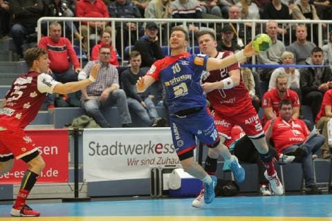 Lars Friedrich Balingen Weilstetten 10 jumps into the circle and throws Carsten Ridder Essen 24 comes to late left observed Justin Mueller Essen 25 at the game TUSEM Essen vs. HBW Balingen Weilstetten Handball 2 Bundesliga 30 11 2018 TUSEM Essen vs. HBW Balingen Weilstetten Handball 2 Bundesliga 30 11 2018 Essen Copyright: xEIBNER MarioxHommesx EP_MHS