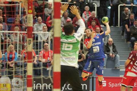Julian Borchert Essen 16 reaches out to Grgor Thomann Balingen Weilstetten 8 as he jumps to the throw into the circle at the game TUSEM Essen vs HBW Balingen Weilstetten Handball 2 Bundesliga 30 11 2018 TUSEM Essen vs HBW Balingen Weilstetten Handball 2 Bundesliga 30 11 2018 Essen Copyright: xEIBNER MarioxHommesx EP_MHS