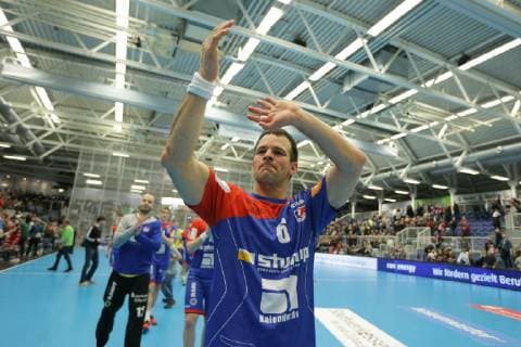 A player of HBW Balingen Weilstetten applauds the fans applauds the fans applauds the fans applauds the game TUSEM Essen vs. HBW Balingen Weilstetten Handball 2 Bundesliga 30 11 2018 TUSEM Essen vs. HBW Balingen Weilstetten Handball 2 Bundesliga 30 11 2018 Essen Copyright: xEIBNER MarioxHommesx EP_MHS