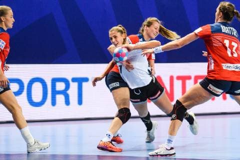 Handball, EM, Damen, Norwegen - Deutschland 181201 Meike Schmelzer of Germany against Sanna Solberg of Norway during the EHF European WomenÕs Handball Championship match between Norway and Germany on December 1, 2018 in Brest. Photo: Fredrik Varfjell BILDBYRN kod FV 150167  Copyright: FREDRIKxVARFJELL BB181201FV007